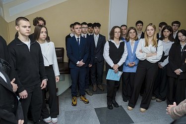 Старшеклассники заняли депутатские кресла